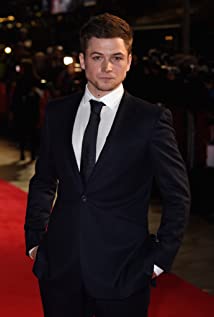 How tall is Taron Egerton?